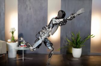 Elon Musk’s pretend dumb robotic is the most important tech fail of 2025